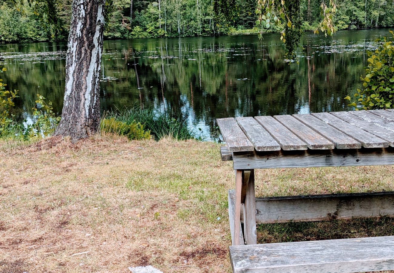 Stuga i Silverdalen - Rött småländskt hus i Silverdalen på landet