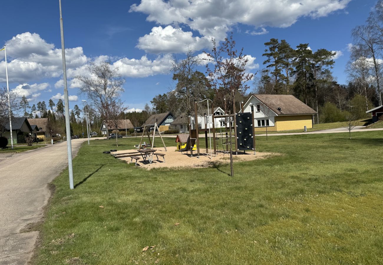 Stuga i Älvsered - Tvåplanshus med stor trädgård beläget nära en sjö och flera vackra naturreservat