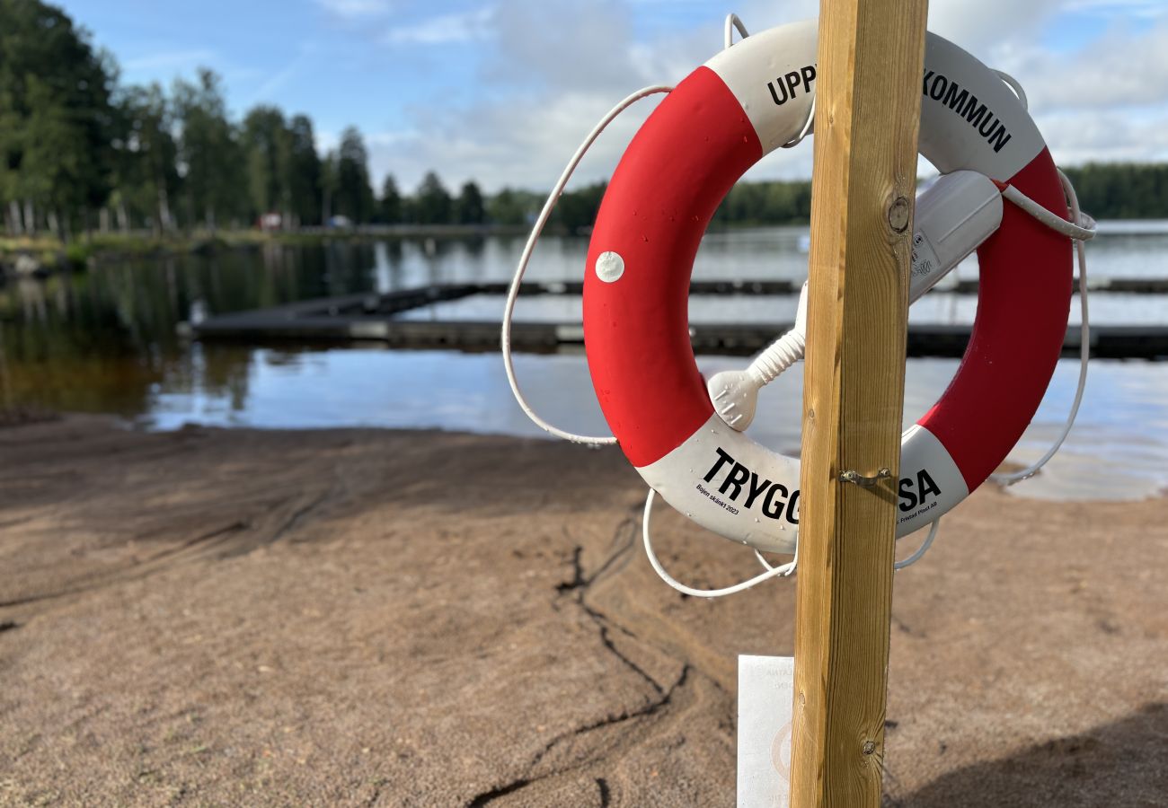 Stuga i Älghult - Modernt stort fritidshus nära sjön i Älghult