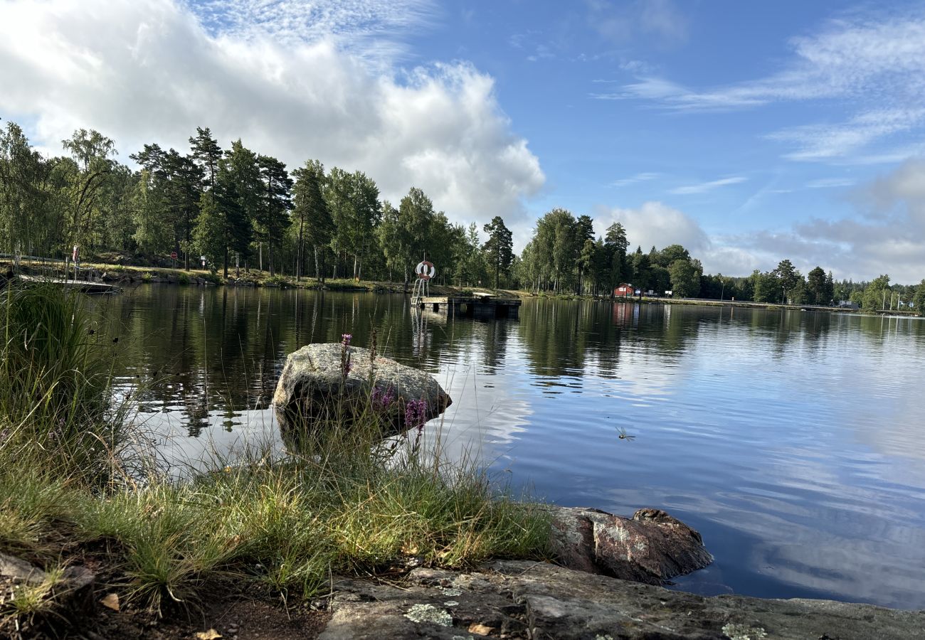 Stuga i Älghult - Modernt stort fritidshus nära sjön i Älghult