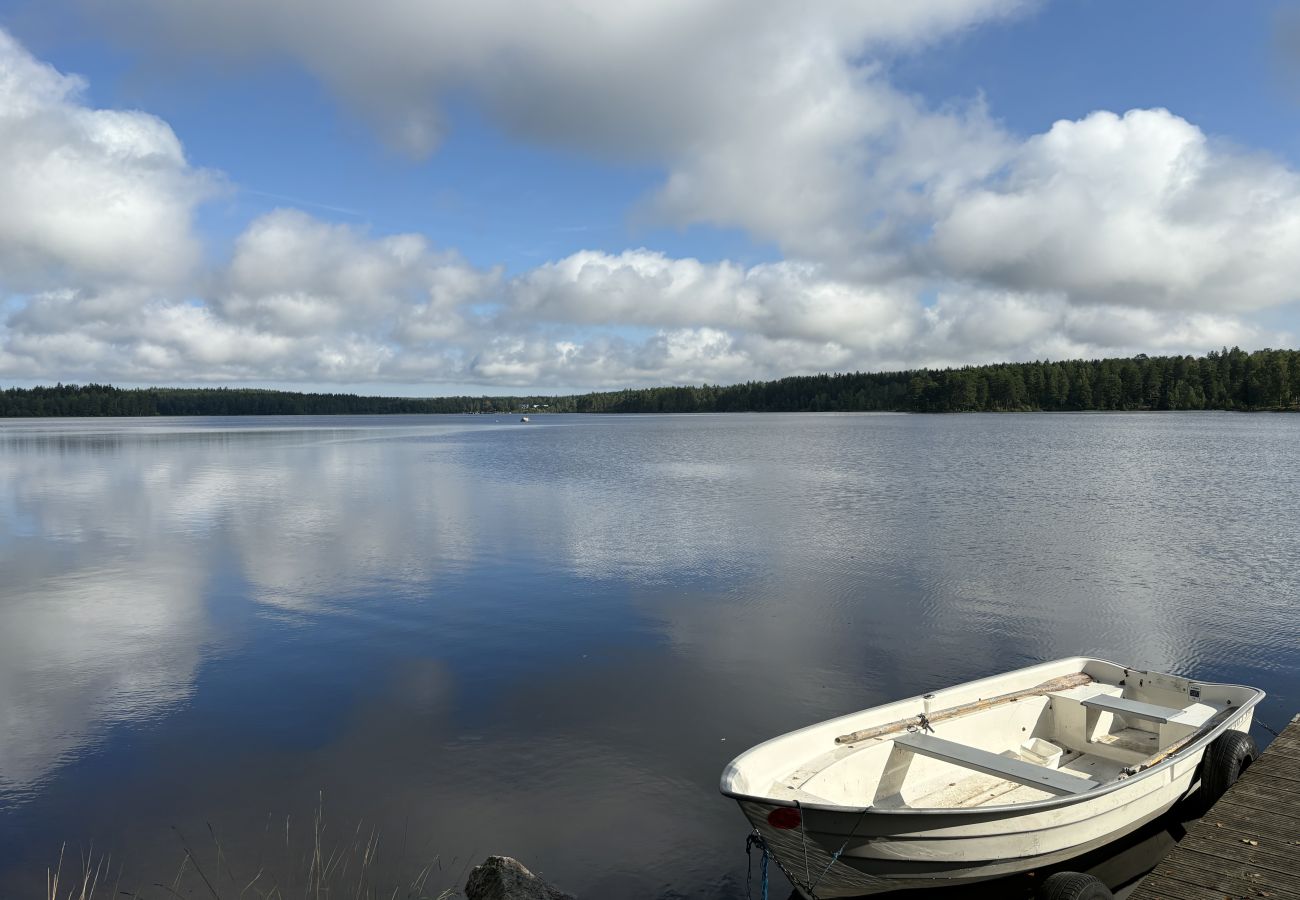 Stuga i Älghult - Modernt stort fritidshus nära sjön i Älghult