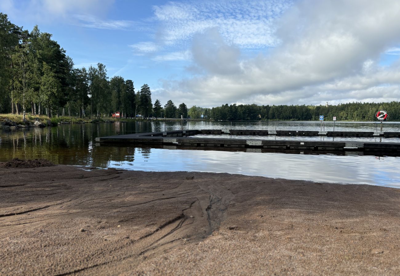 Stuga i Älghult - Modernt stort fritidshus nära sjön i Älghult