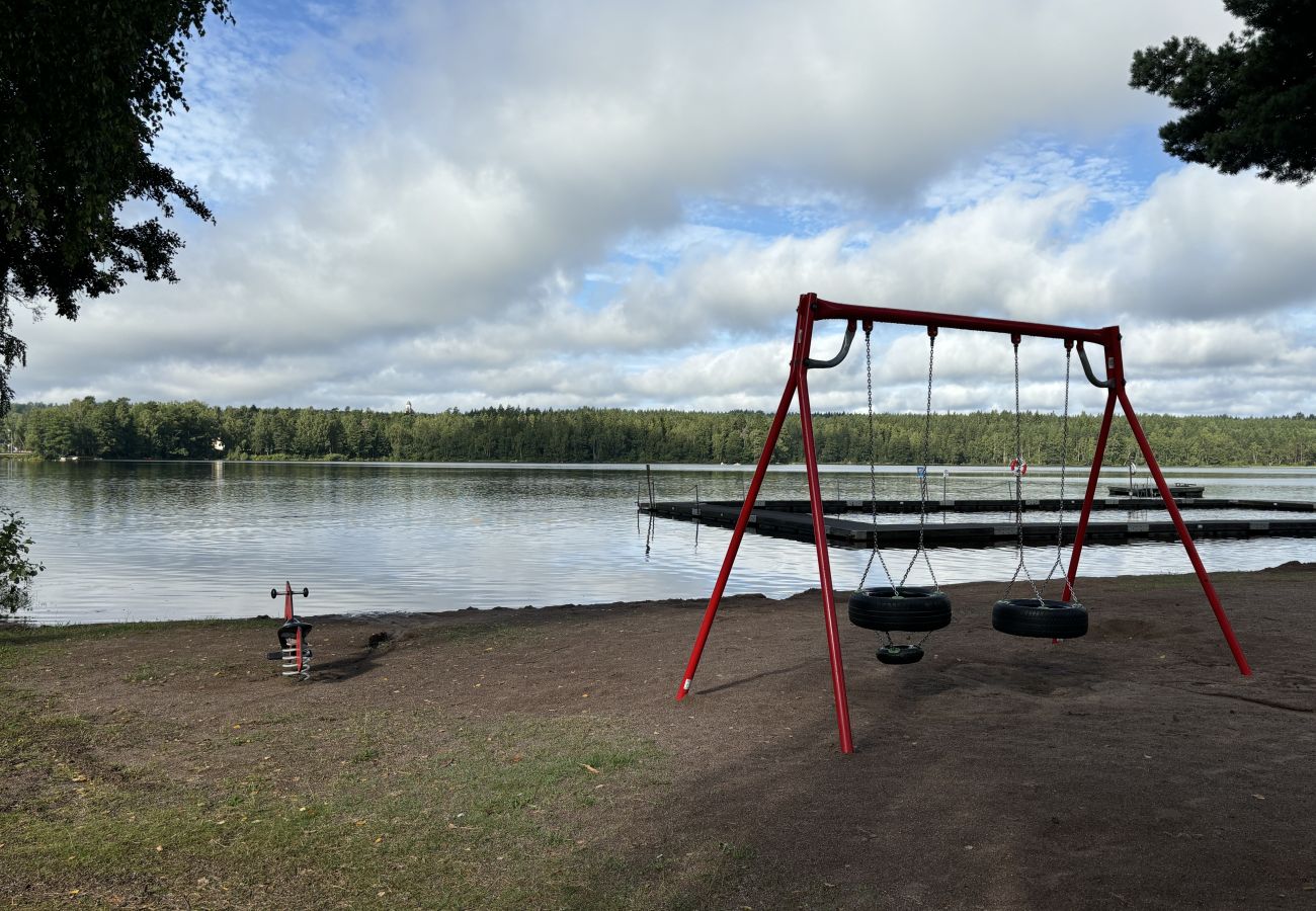 Stuga i Älghult - Modernt stort fritidshus nära sjön i Älghult