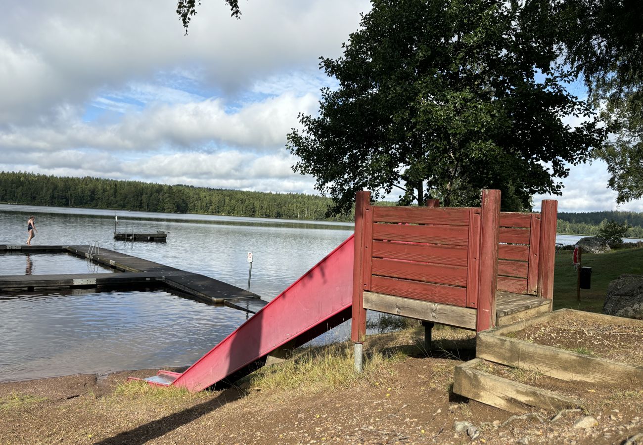 Stuga i Älghult - Modernt stort fritidshus nära sjön i Älghult