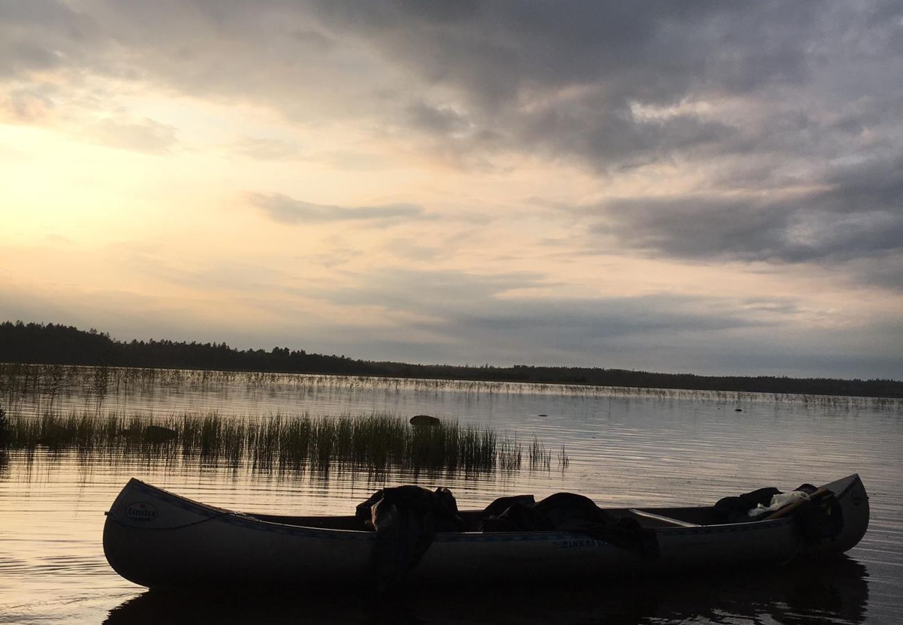 Stuga i Annerstad - Kärleksfullt inrett sjönära semesterhus vid floden, perfekt för fiske och avkoppling