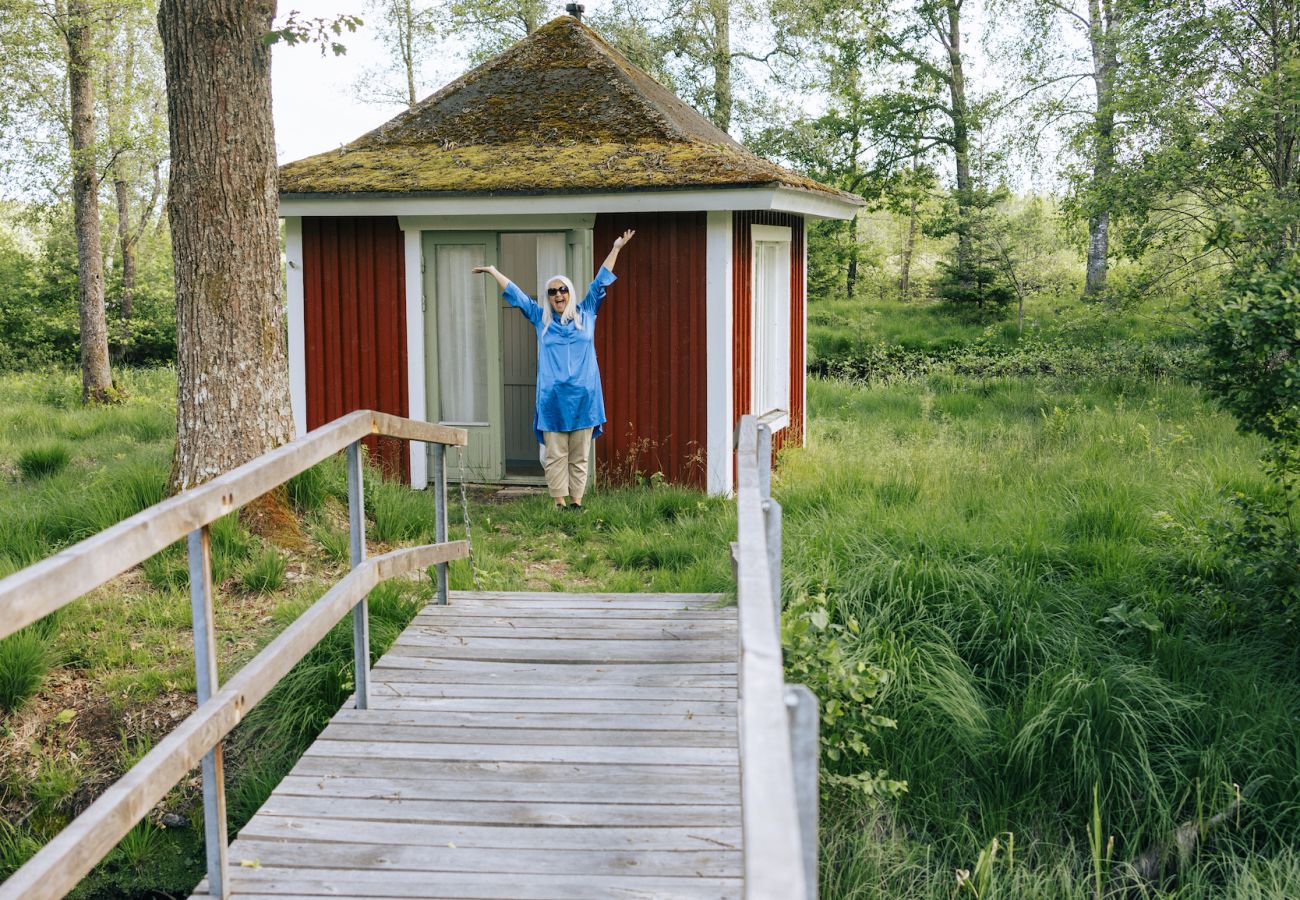 Stuga i Annerstad - Kärleksfullt inrett sjönära semesterhus vid floden, perfekt för fiske och avkoppling