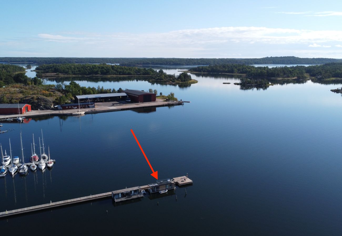 Stuga i Blankaholm - Skärgårdssemester i en klass för sig i ett flytande fritidshus längst ut på bryggan