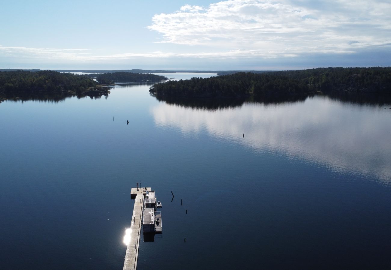 Stuga i Blankaholm - Skärgårdssemester i en klass för sig i ett flytande fritidshus längst ut på bryggan