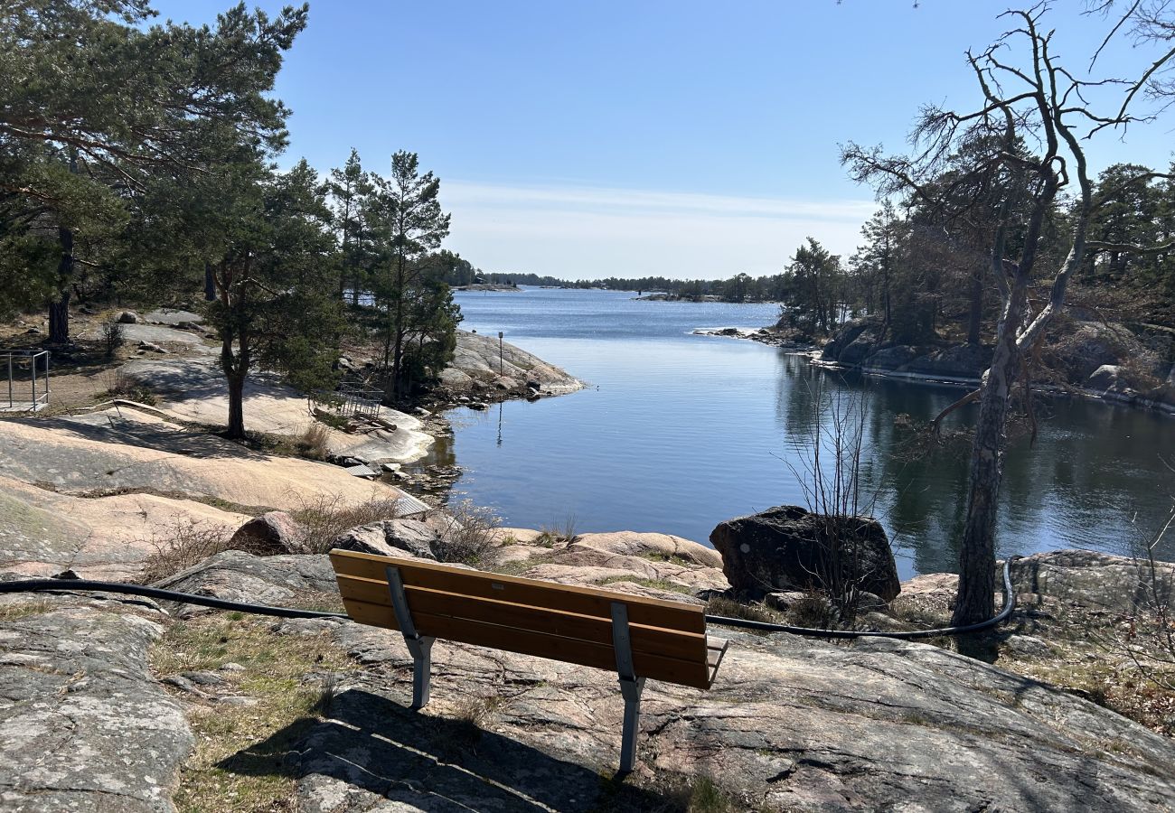 Stuga i Oskarshamn - Bara 5 minuters promenad till Östersjön i Oskarshamns skärgård