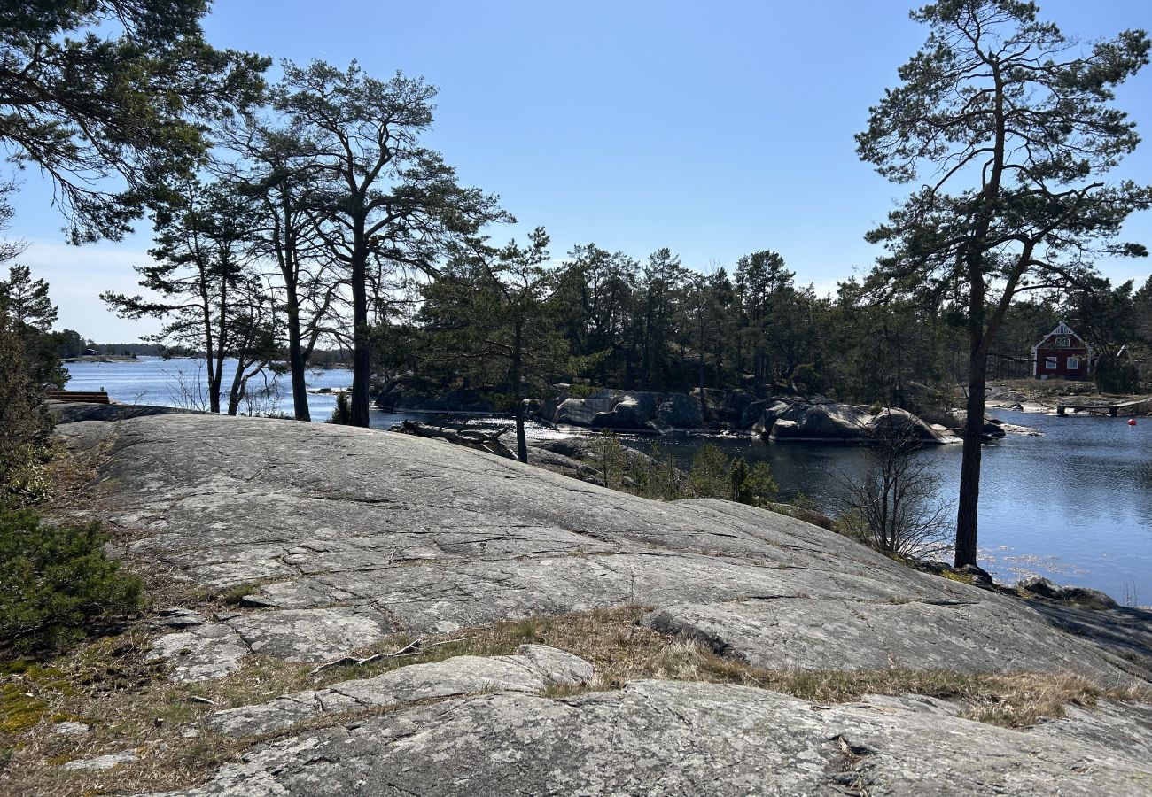 Stuga i Oskarshamn - Bara 5 minuters promenad till Östersjön i Oskarshamns skärgård