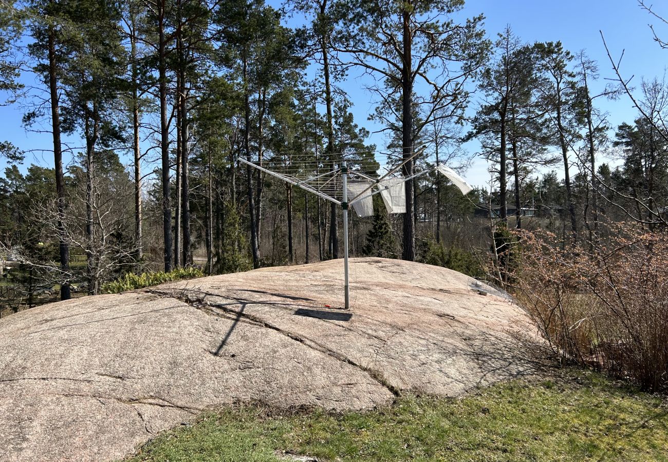 Stuga i Oskarshamn - Bara 5 minuters promenad till Östersjön i Oskarshamns skärgård