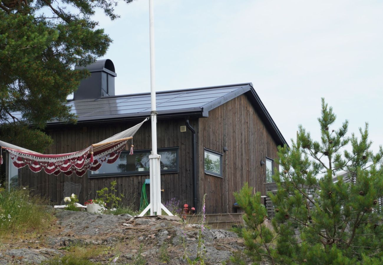 Stuga i Tyresö - Drömläge med havsutsikt i naturreservatet i Stockholms skärgård