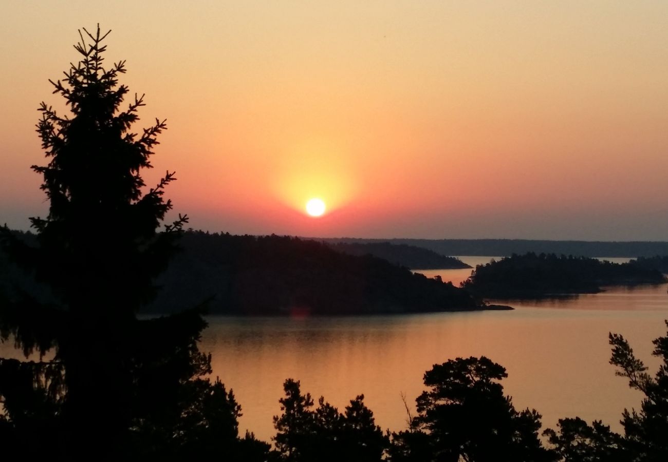 Stuga i Tyresö - Drömläge med havsutsikt i naturreservatet i Stockholms skärgård