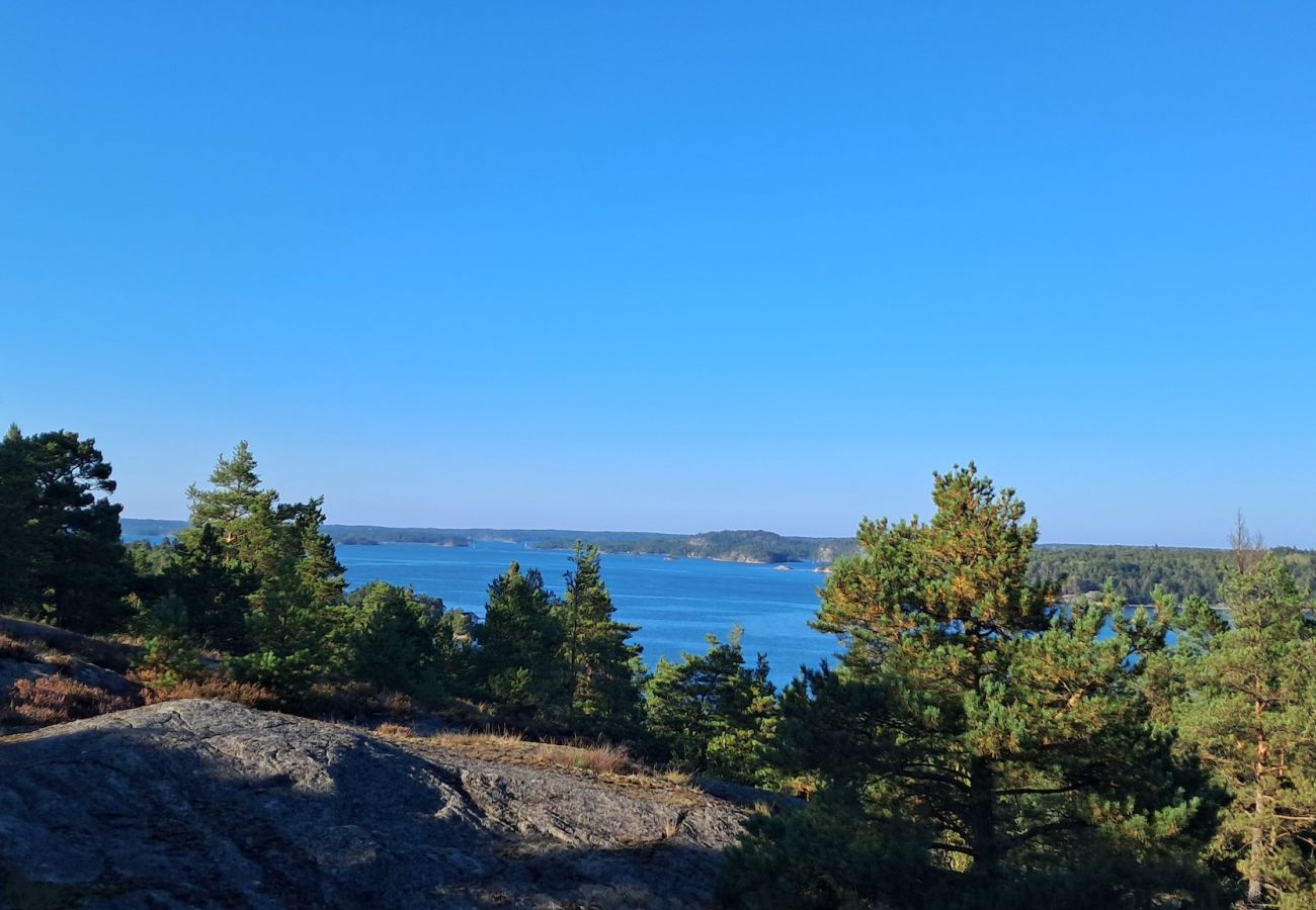 Stuga i Tyresö - Drömläge med havsutsikt i naturreservatet i Stockholms skärgård