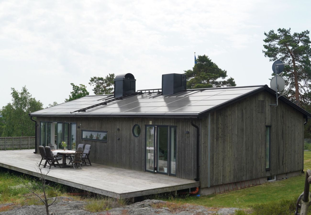 Stuga i Tyresö - Drömläge med havsutsikt i naturreservatet i Stockholms skärgård