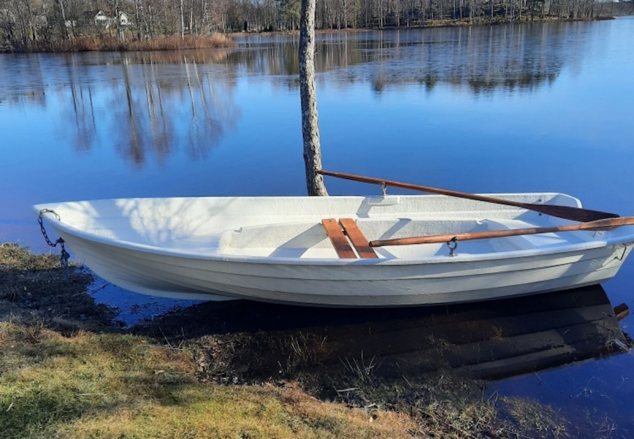 Stuga i Holmsjö - Renoverat fritidshus med panoramautsikt över sjön och egen båt 