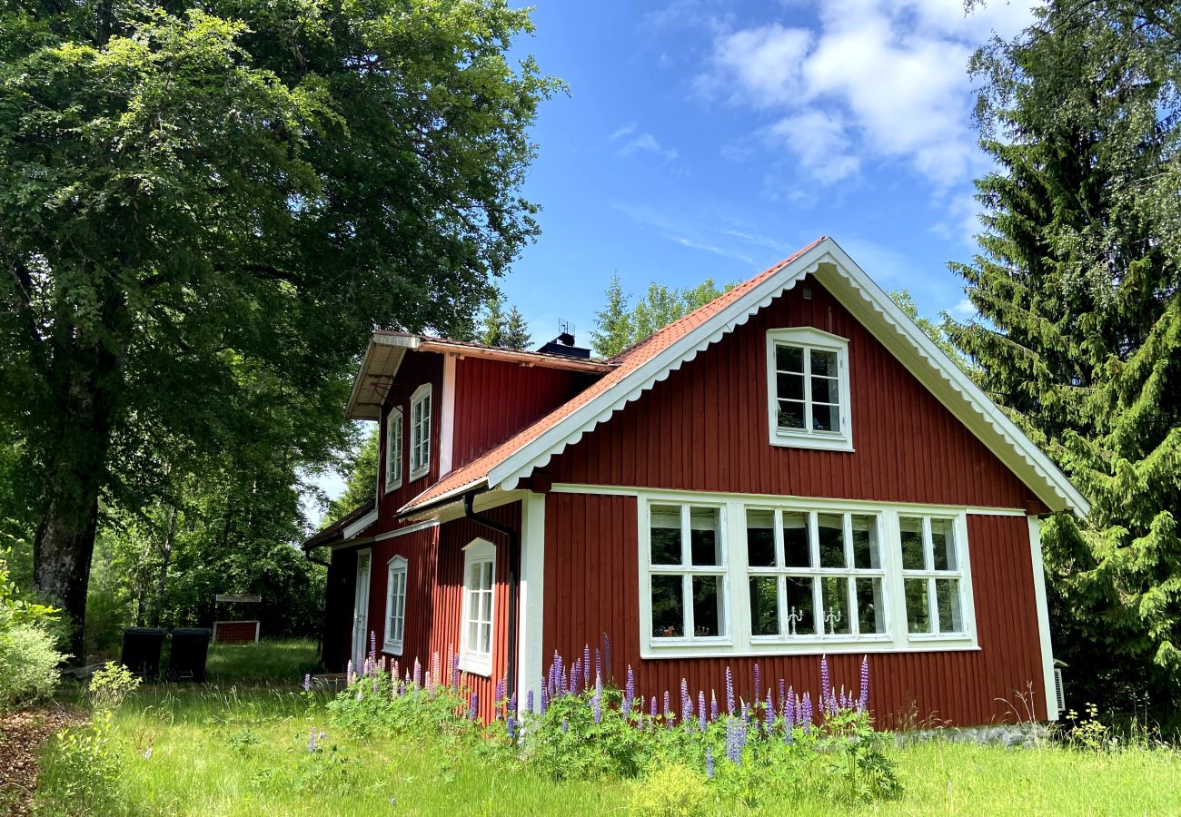 Stuga i Hallaryd - Kärleksfullt restaurerad gammal skola med egen bastu