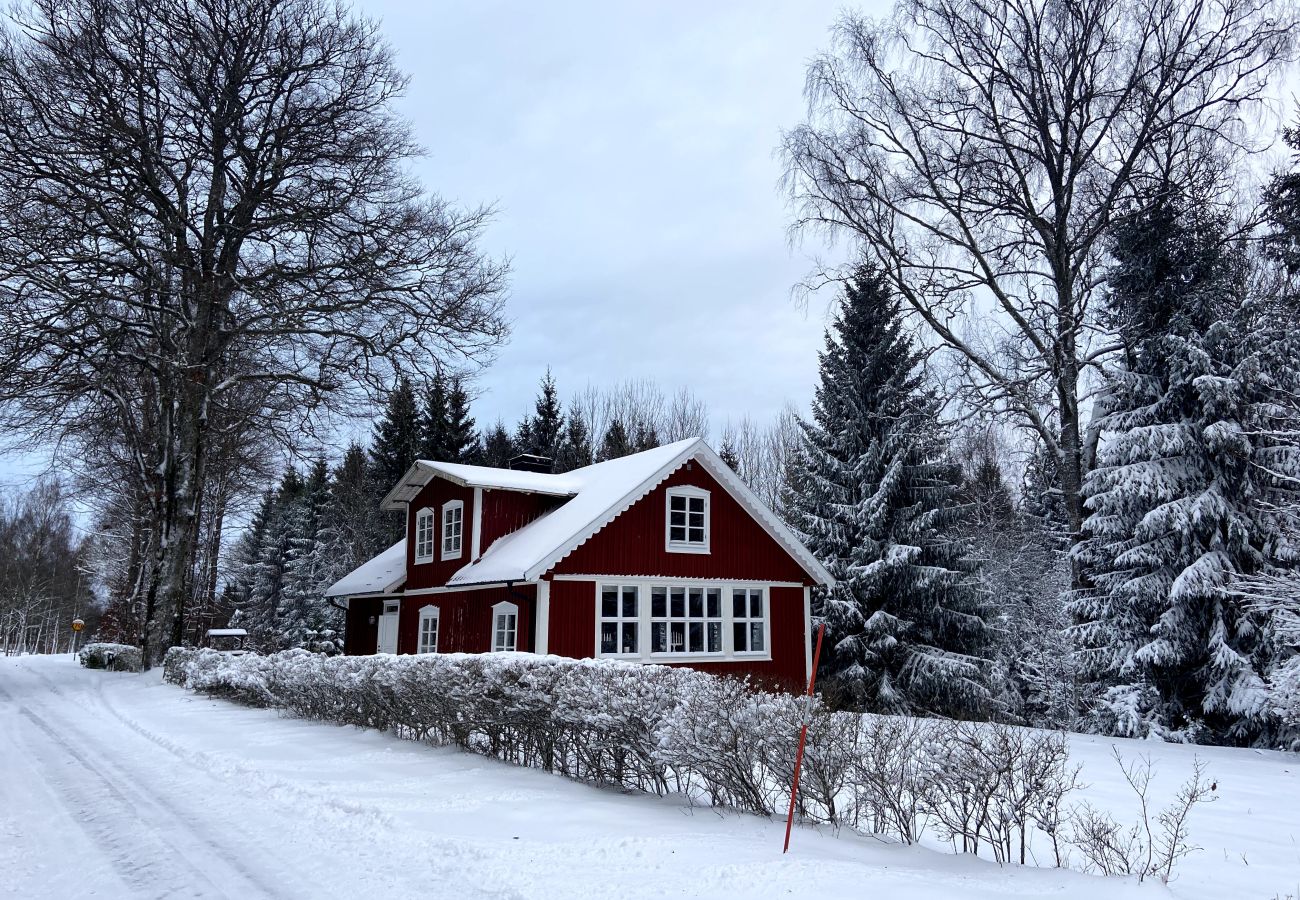 Stuga i Hallaryd - Kärleksfullt restaurerad gammal skola med egen bastu