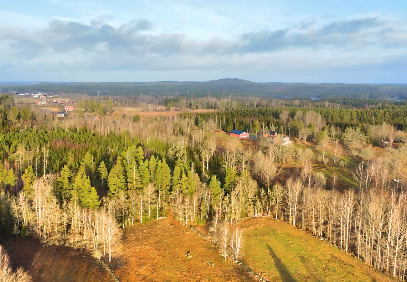 Stuga i Hultsfred - Charmigt fritidshus med sjöutsikt i Småland