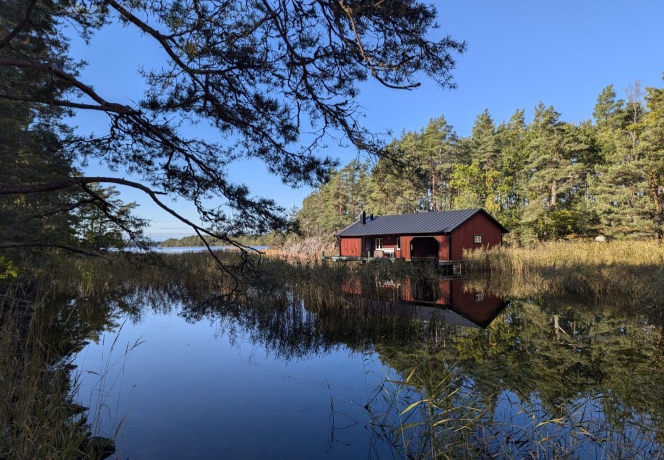 Stuga i Figeholm - Unikt äventyr mitt i skärgården