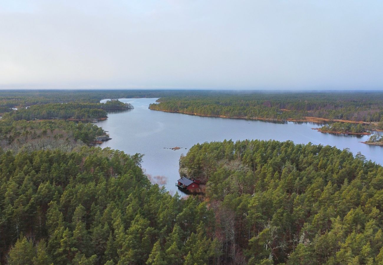 Stuga i Figeholm - Unikt äventyr mitt i skärgården