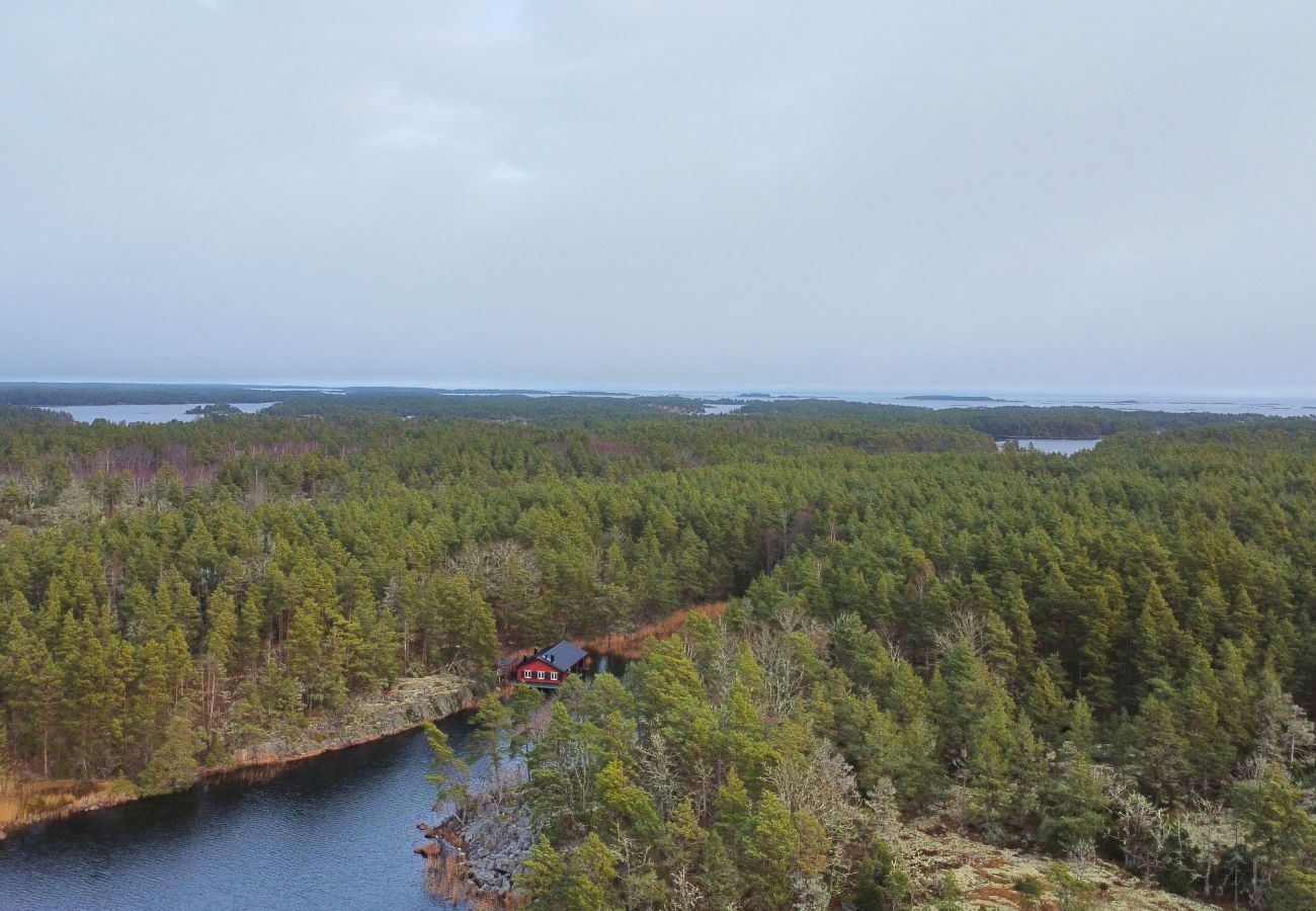 Stuga i Figeholm - Unikt äventyr mitt i skärgården