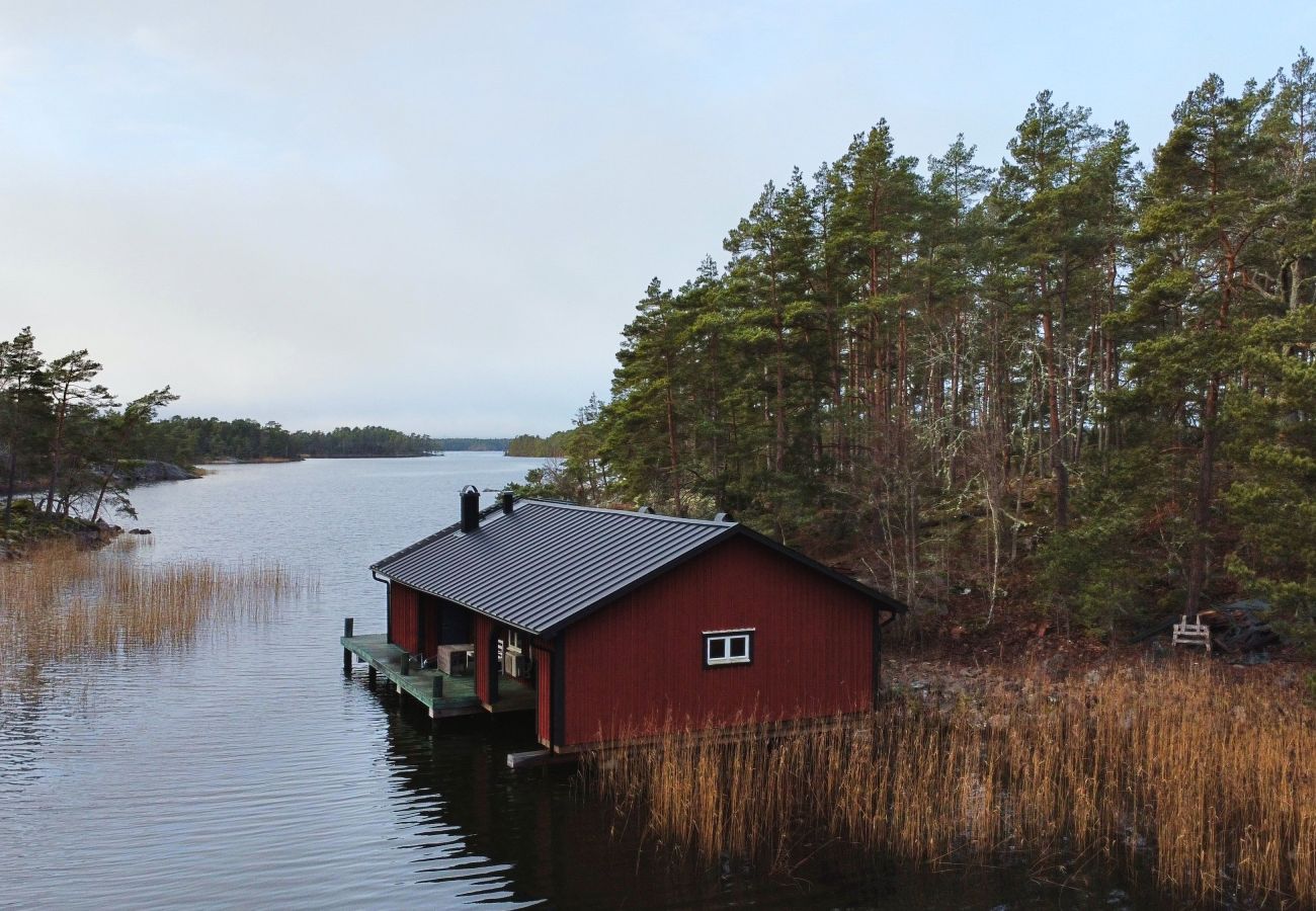 Stuga i Figeholm - Unikt äventyr mitt i skärgården