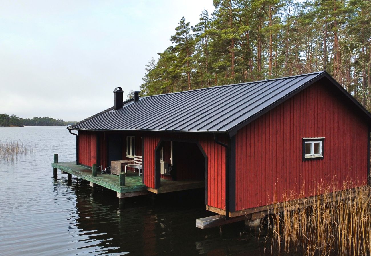 Stuga i Figeholm - Unikt äventyr mitt i skärgården