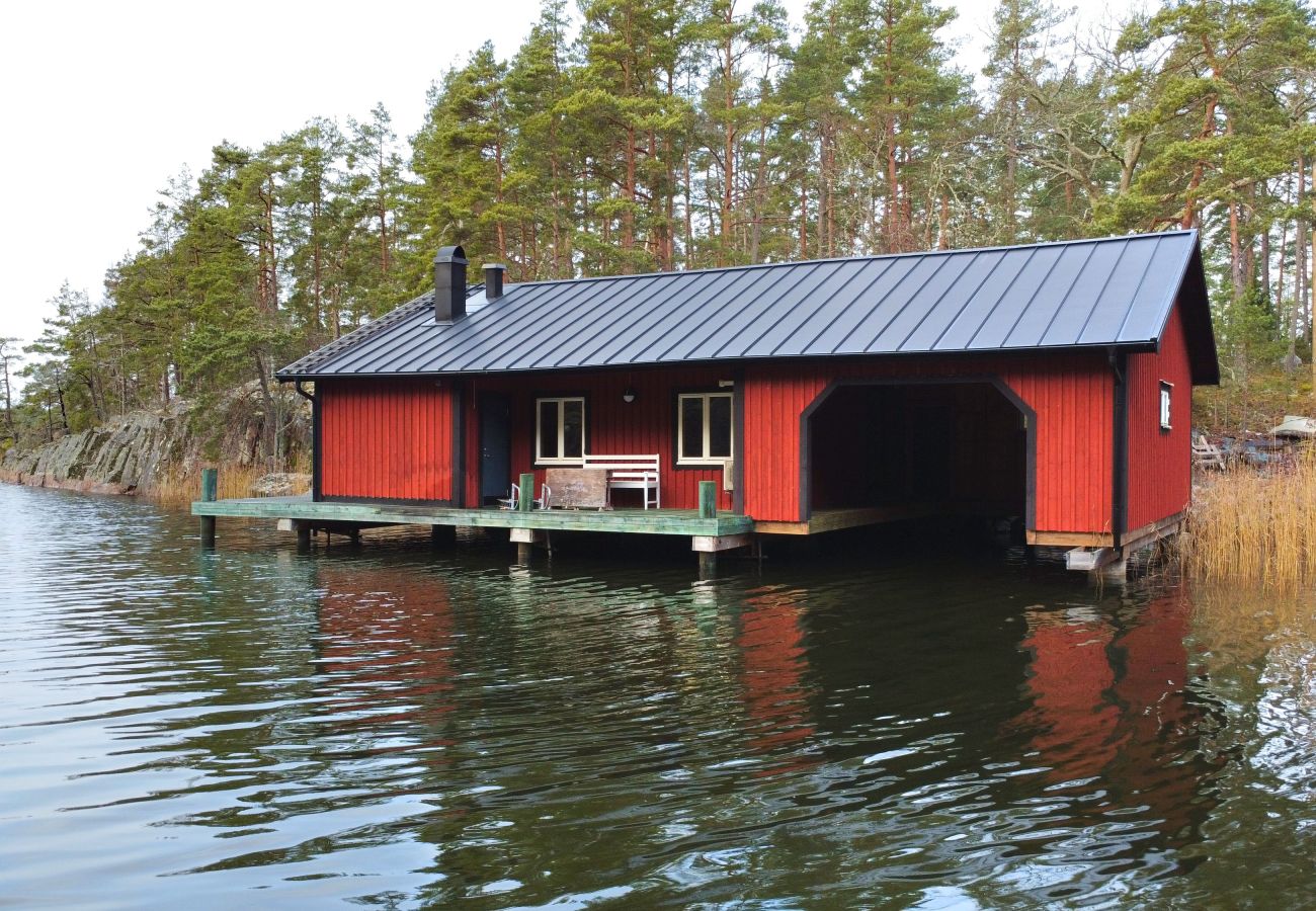 Stuga i Figeholm - Unikt äventyr mitt i skärgården