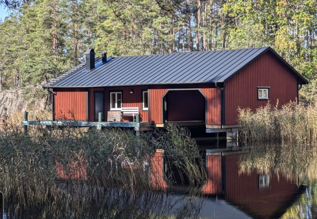 Stuga i Figeholm - Unikt äventyr mitt i skärgården