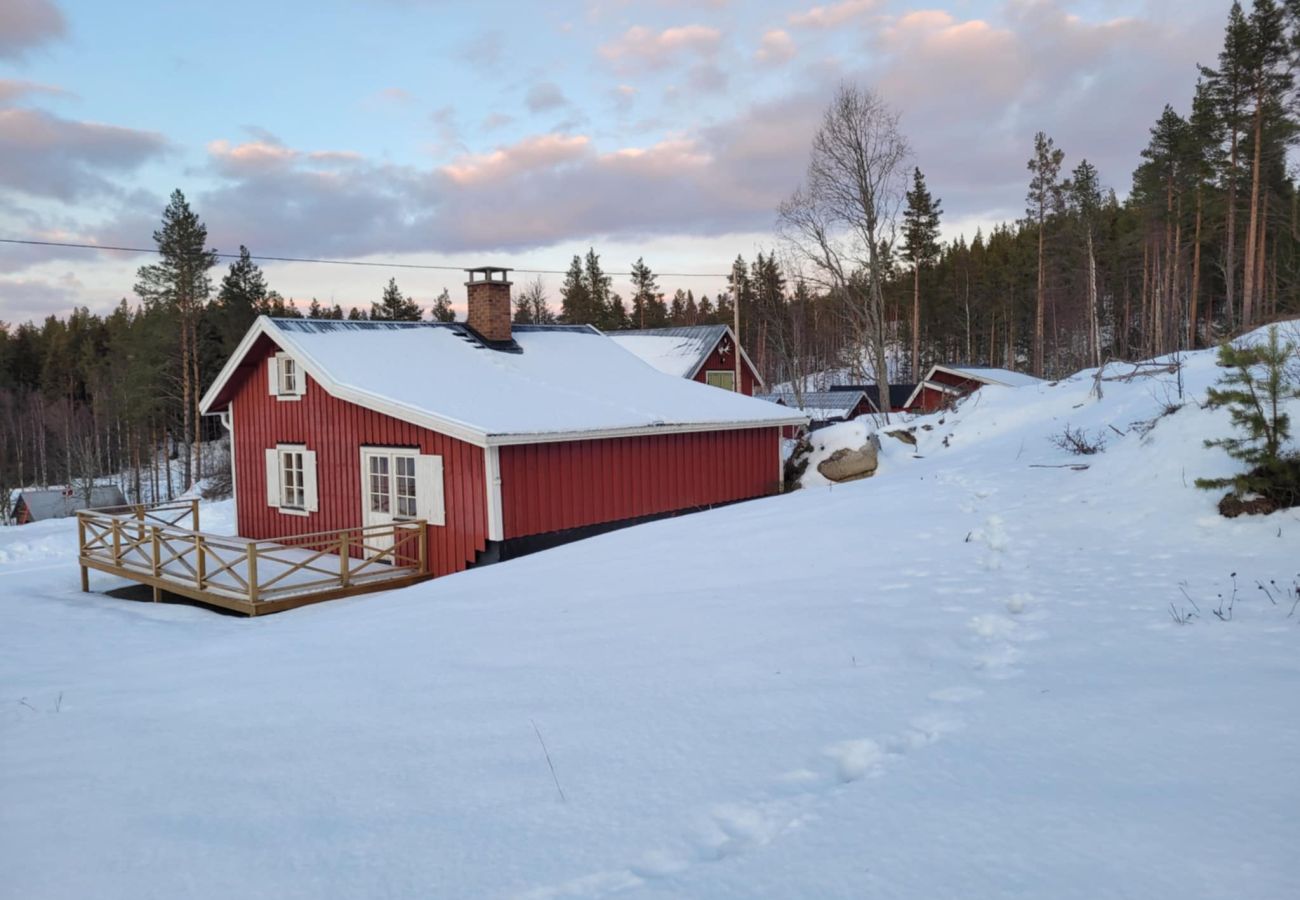 Stuga i Gällö - Mysigt fritidshus med sjöutsikt, WiFi och båt en halvtimme utanför Östersund