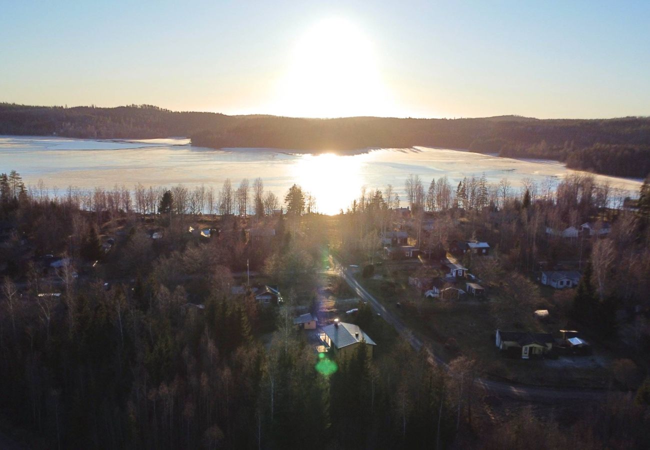 Stuga i Storebro - Mysig stuga med öppen spis, egen brygga och närhet till golfbanan