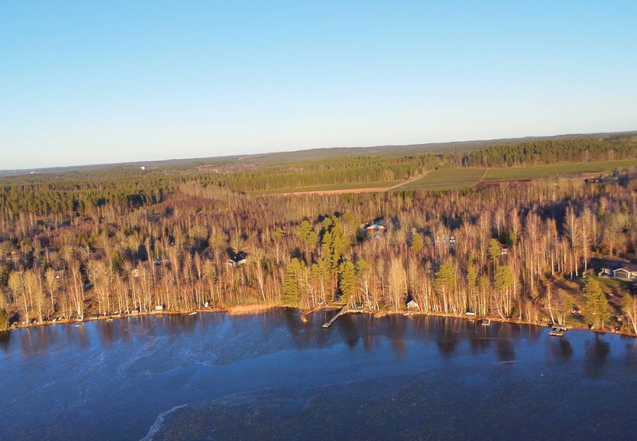 Stuga i Storebro - Mysig stuga med öppen spis, egen brygga och närhet till golfbanan