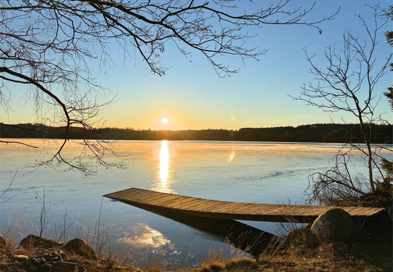 Stuga i Storebro - Mysig stuga med öppen spis, egen brygga och närhet till golfbanan