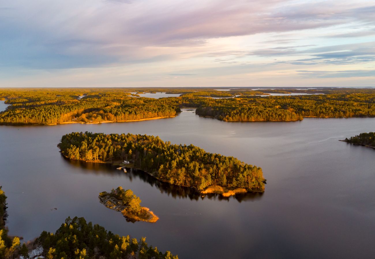 Stuga i Figeholm - Semesterhus i unikt skärgårdsläge med bastu och motorbåt