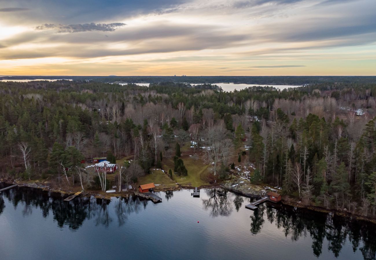 Stuga i Figeholm - Semesterhus i unikt skärgårdsläge med bastu och motorbåt