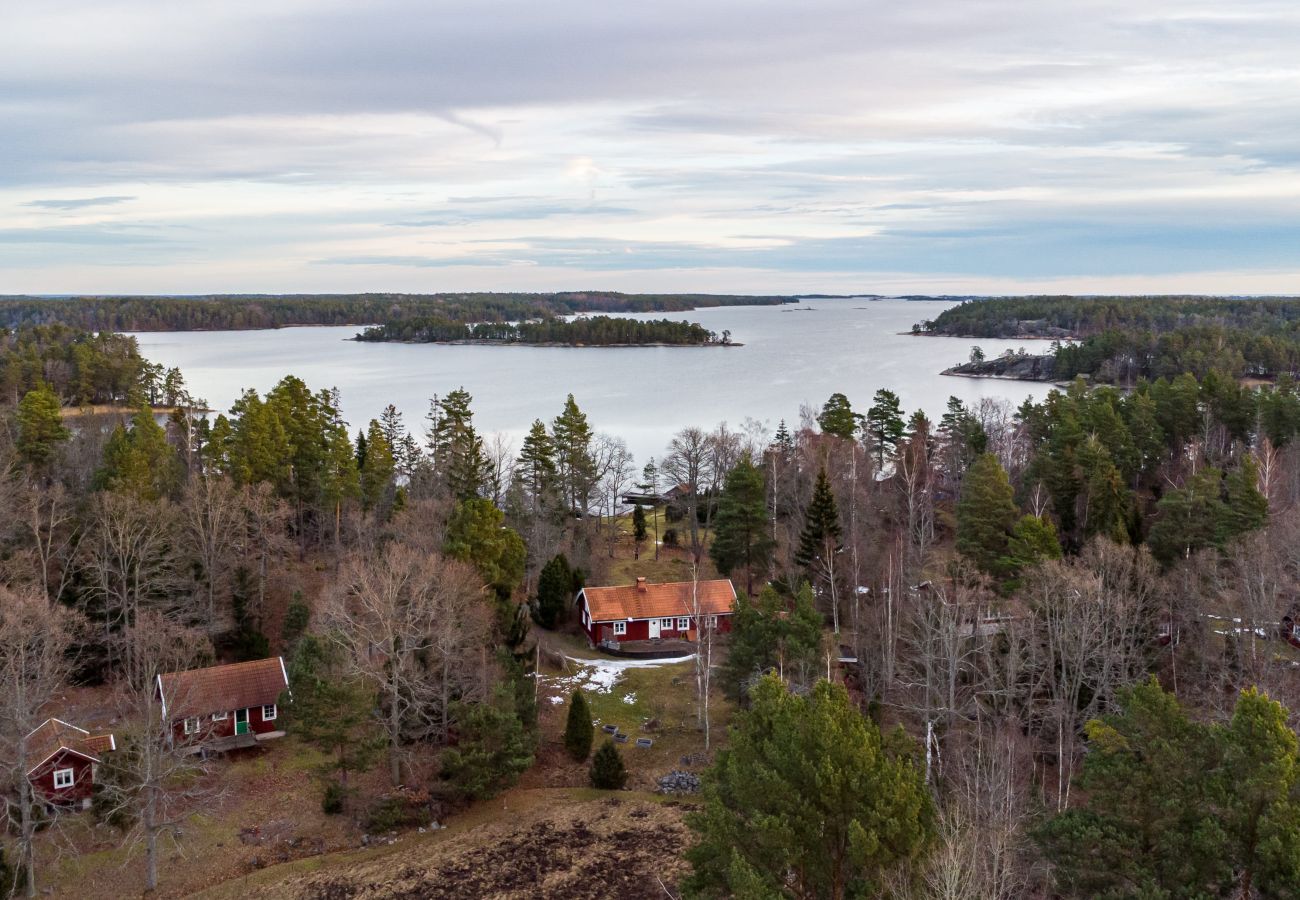 Stuga i Figeholm - Semesterhus i unikt skärgårdsläge med bastu och motorbåt