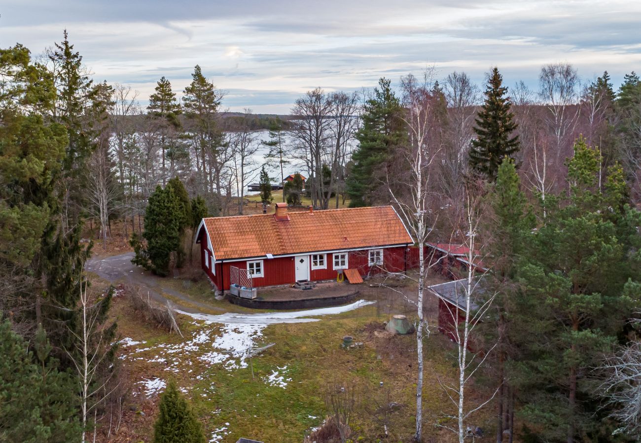 Stuga i Figeholm - Semesterhus i unikt skärgårdsläge med bastu och motorbåt