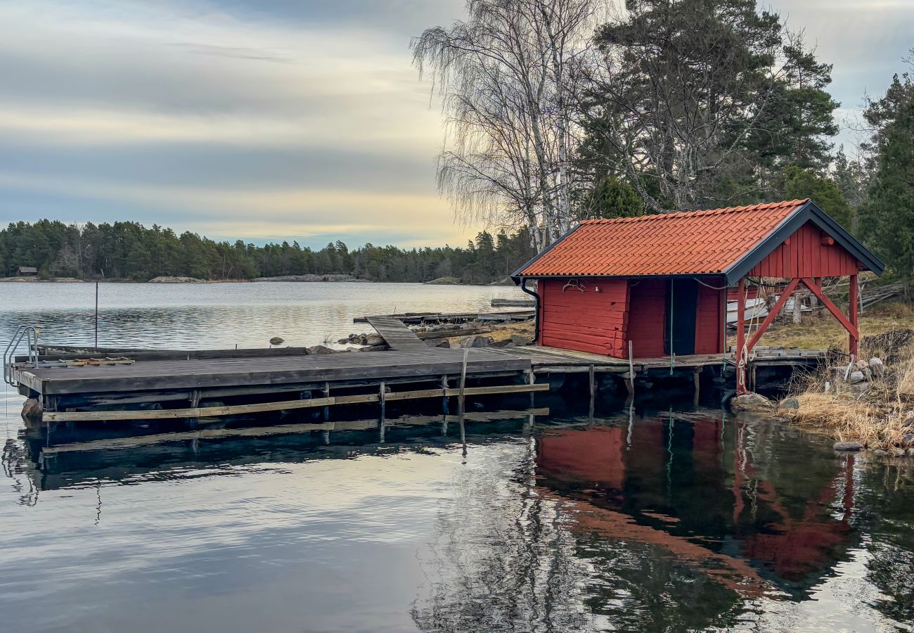 Stuga i Figeholm - Semesterhus i unikt skärgårdsläge med bastu och motorbåt