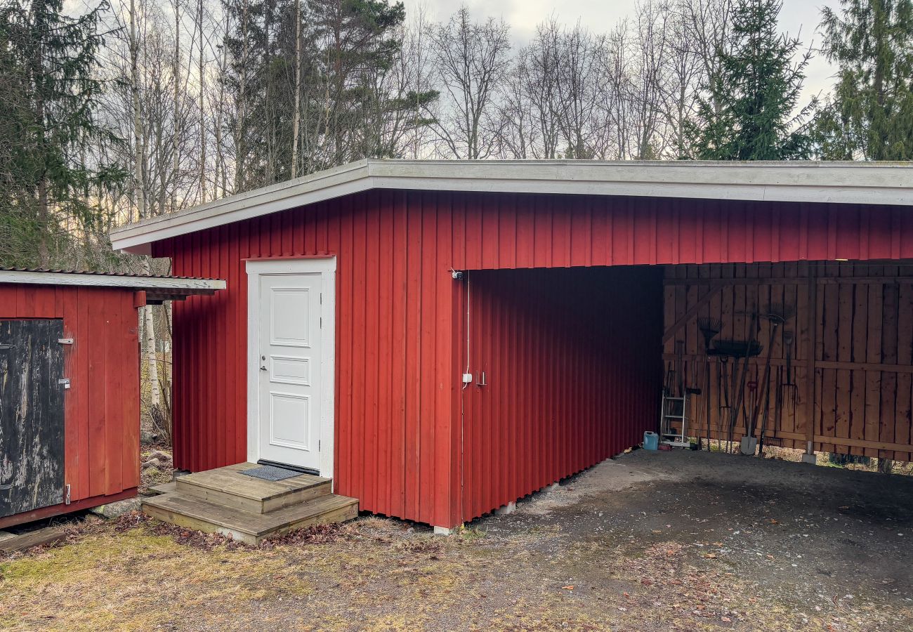 Stuga i Figeholm - Semesterhus i unikt skärgårdsläge med bastu och motorbåt